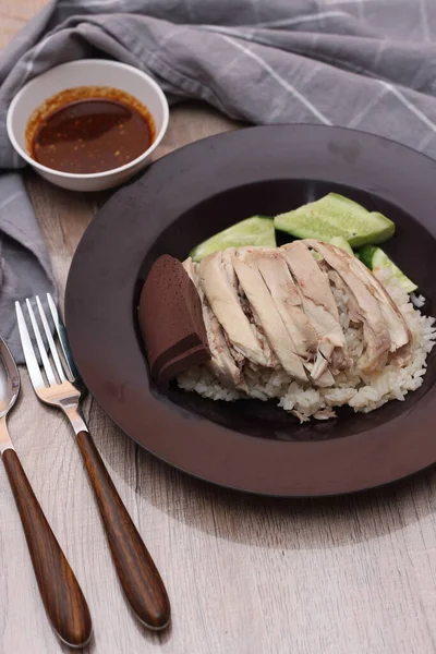 Hainanese Κοτόπουλο Ρύζι Σερβίρεται Σάλτσα Εμβάπτιση Ένα Ξύλινο Τραπέζι — Φωτογραφία Αρχείου