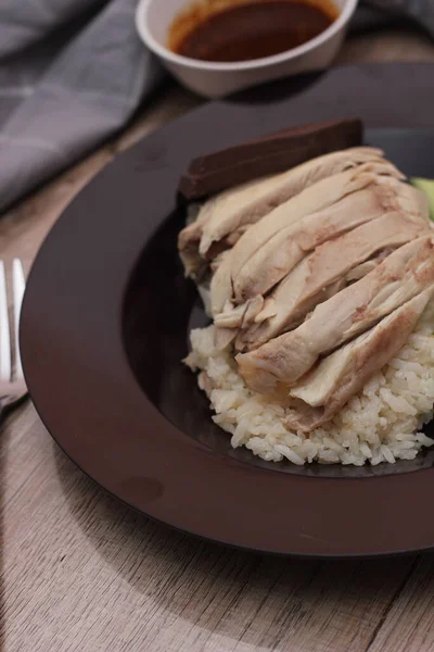 Hainanese Κοτόπουλο Ρύζι Σερβίρεται Σάλτσα Εμβάπτιση Ένα Ξύλινο Τραπέζι — Φωτογραφία Αρχείου