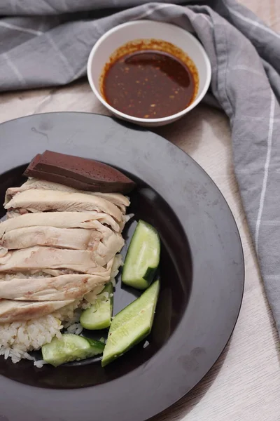 Nasi Ayam Hainan Disajikan Dengan Saus Celup Atas Meja Kayu — Stok Foto