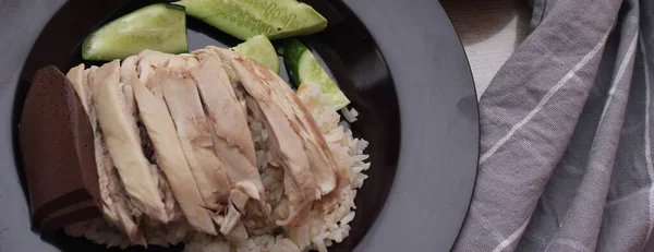 Nasi Ayam Hainan Disajikan Dengan Saus Celup Atas Meja Kayu — Stok Foto