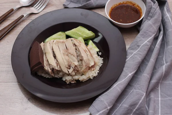 Arroz Frango Hainanese Servido Com Molho Imersão Uma Mesa Madeira — Fotografia de Stock