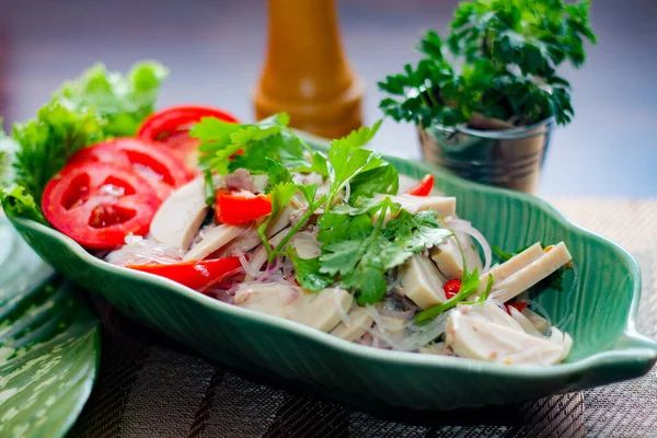 Salada Salsichas Vietnamitas Picante Colocado Uma Placa Verde Forma Folha — Fotografia de Stock