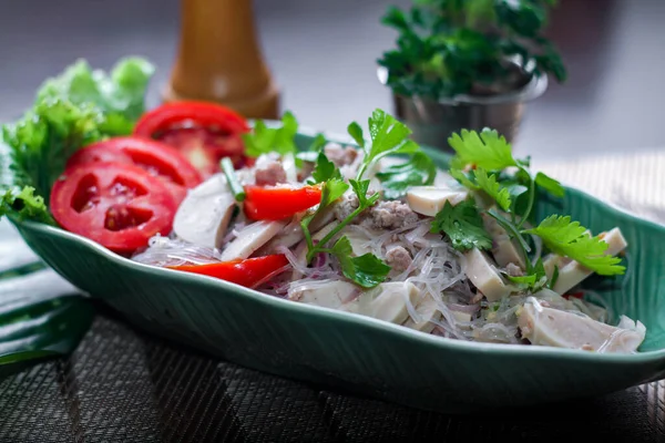 Salada Salsichas Vietnamitas Picante Colocado Uma Placa Verde Forma Folha — Fotografia de Stock