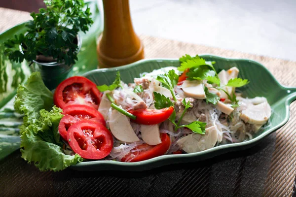 Salada Salsichas Vietnamitas Picante Colocado Uma Placa Verde Forma Folha — Fotografia de Stock