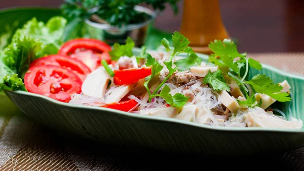 Пряный Вьетнамский Салат Колбас Помещенный Зеленую Тарелку Форме Листа Луком — стоковое фото