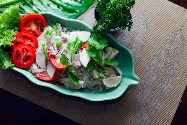 Ensalada Salchichas Vietnamitas Picantes Colocadas Plato Verde Forma Hoja Con — Foto de Stock