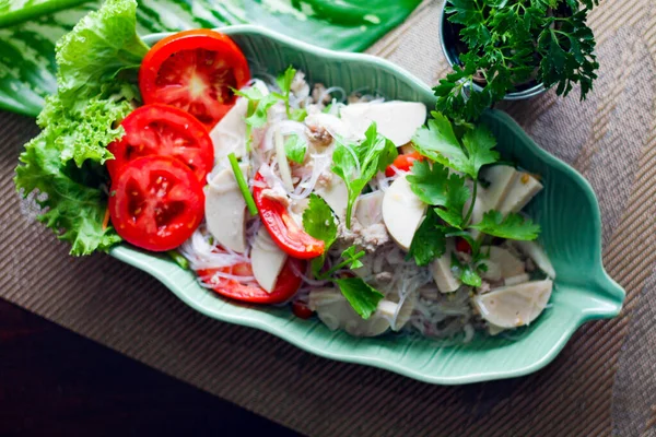 Pikantní Vietnamský Salát Klobás Umístěný Zeleném Talíři Tvaru Listu Cibulí — Stock fotografie