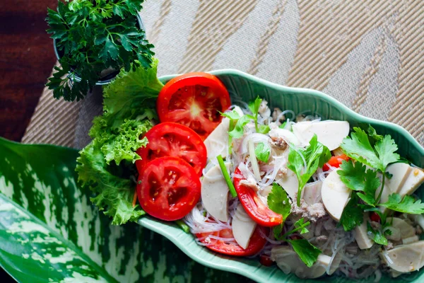 Пряный Вьетнамский Салат Колбас Помещенный Зеленую Тарелку Форме Листа Луком — стоковое фото