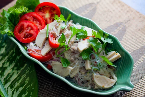 Ensalada Salchichas Vietnamitas Picantes Colocadas Plato Verde Forma Hoja Con — Foto de Stock