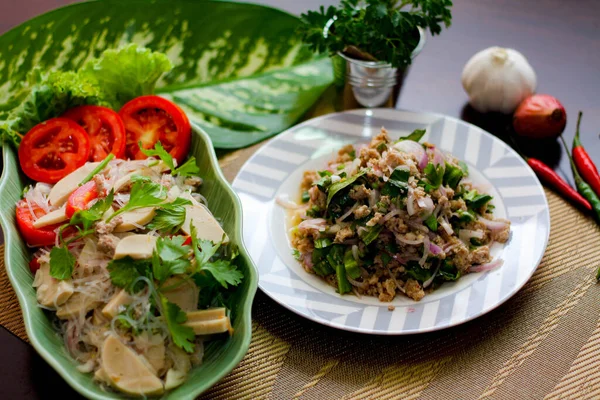 Salada Salsichas Vietnamitas Picantes Porco Picado Picante Comida Tailandesa Com — Fotografia de Stock