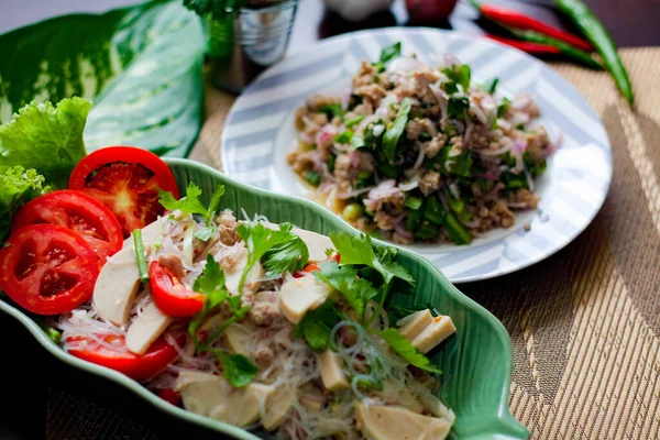 Salada Salsichas Vietnamitas Picantes Porco Picado Picante Comida Tailandesa Com — Fotografia de Stock