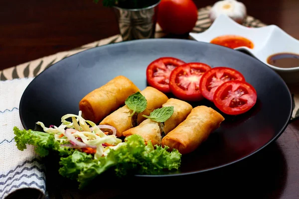 Fried Spring Rolls Vegetables Tomatoes Placed Black Plate Black Wooden — Stock Photo, Image