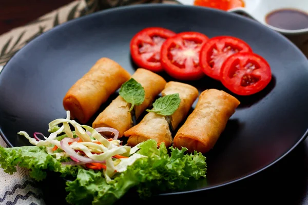 Fried Spring Rolls Vegetables Tomatoes Placed Black Plate Black Wooden — Stock Photo, Image