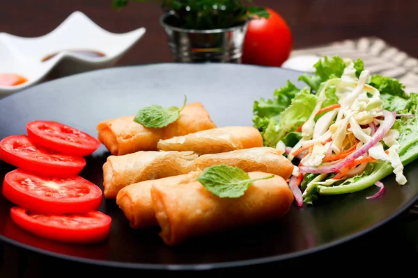 Rollos Primavera Fritos Con Verduras Tomates Colocados Plato Negro Sobre — Foto de Stock