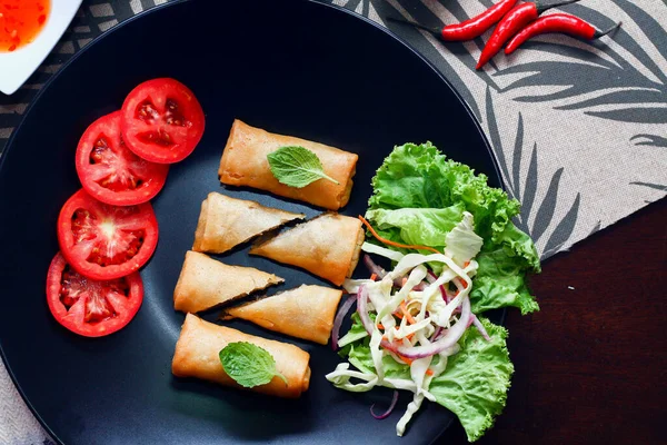 Fried Spring Rolls Vegetables Tomatoes Placed Black Plate Black Wooden — Stock Photo, Image