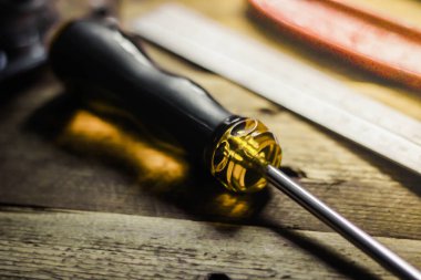 Ahşap bir arka planda ahşap işleme araçları koleksiyonu.