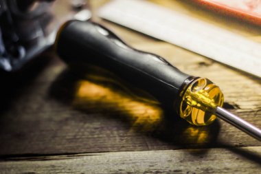 Ahşap bir arka planda ahşap işleme araçları koleksiyonu.