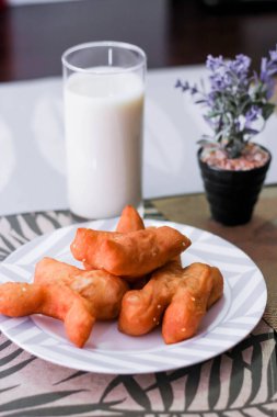 Çin ekmeğiyle soya sütü. Sabahları Tayland yemekleri, Tayland 'da yerel ünlü sokak yemekleri..