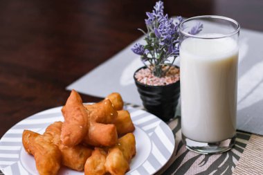 Çin ekmeğiyle soya sütü. Sabahları Tayland yemekleri, Tayland 'da yerel ünlü sokak yemekleri..