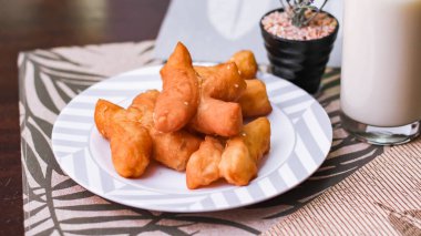 Çin ekmeğiyle soya sütü. Sabahları Tayland yemekleri, Tayland 'da yerel ünlü sokak yemekleri..