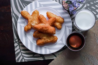 Çin ekmeğiyle soya sütü. Sabahları Tayland yemekleri, Tayland 'da yerel ünlü sokak yemekleri..