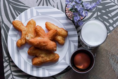 Çin ekmeğiyle soya sütü. Sabahları Tayland yemekleri, Tayland 'da yerel ünlü sokak yemekleri..