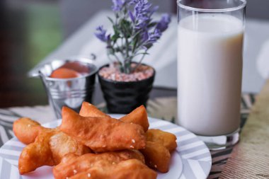 Çin ekmeğiyle soya sütü. Sabahları Tayland yemekleri, Tayland 'da yerel ünlü sokak yemekleri..