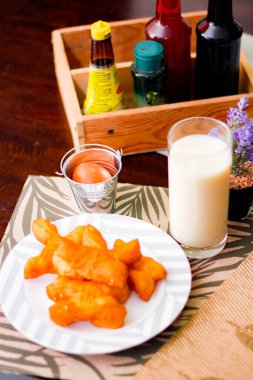 Çin ekmeğiyle soya sütü. Sabahları Tayland yemekleri, Tayland 'da yerel ünlü sokak yemekleri..
