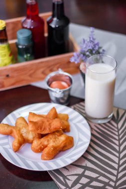 Çin ekmeğiyle soya sütü. Sabahları Tayland yemekleri, Tayland 'da yerel ünlü sokak yemekleri..