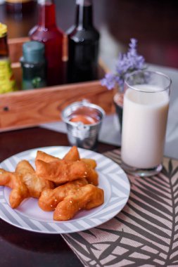 Çin ekmeğiyle soya sütü. Sabahları Tayland yemekleri, Tayland 'da yerel ünlü sokak yemekleri..