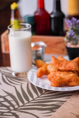 Çin ekmeğiyle soya sütü. Sabahları Tayland yemekleri, Tayland 'da yerel ünlü sokak yemekleri..