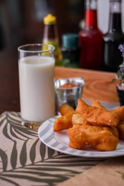 Çin ekmeğiyle soya sütü. Sabahları Tayland yemekleri, Tayland 'da yerel ünlü sokak yemekleri..