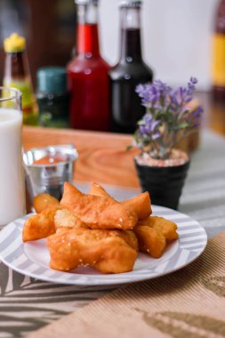 Çin ekmeğiyle soya sütü. Sabahları Tayland yemekleri, Tayland 'da yerel ünlü sokak yemekleri..