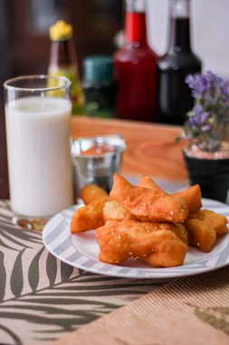 Çin ekmeğiyle soya sütü. Sabahları Tayland yemekleri, Tayland 'da yerel ünlü sokak yemekleri..