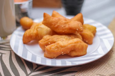 Çin ekmeğiyle soya sütü. Sabahları Tayland yemekleri, Tayland 'da yerel ünlü sokak yemekleri..