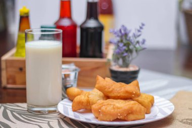 Çin ekmeğiyle soya sütü. Sabahları Tayland yemekleri, Tayland 'da yerel ünlü sokak yemekleri..