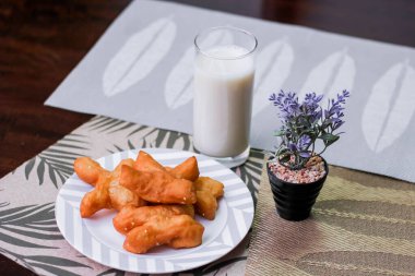 Çin ekmeğiyle soya sütü. Sabahları Tayland yemekleri, Tayland 'da yerel ünlü sokak yemekleri..