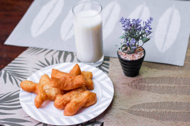 Çin ekmeğiyle soya sütü. Sabahları Tayland yemekleri, Tayland 'da yerel ünlü sokak yemekleri..