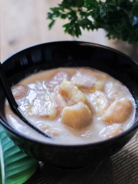 Hindistan cevizi sütlü muz ahşap masada Tayland 'da geleneksel Asyalı tatlısı.
