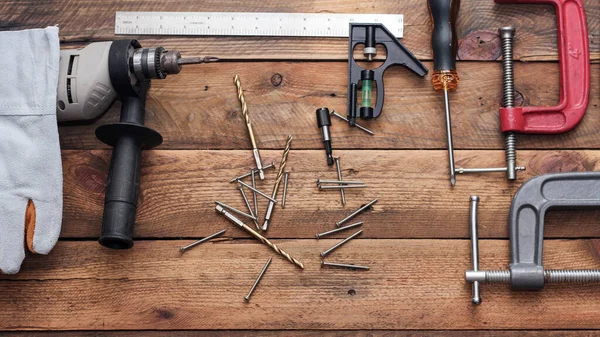 Ahşap bir arka planda ahşap işleme araçları koleksiyonu.