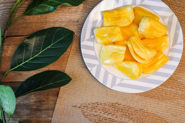 Jackfruit Čerstvý Bílém Talíři Umístěný Dřevěném Stole Jackfruit Větvemi Thailandu — Stock fotografie