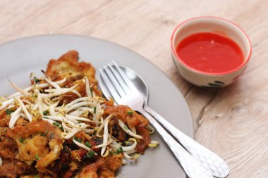 Yumurta hamurunda kızartılmış istiridye, fasulye filizli kızarmış midye, Çıtır midye ve fasulye filizi krepi.