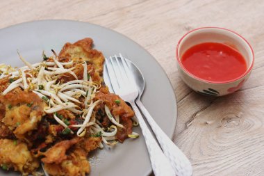 Yumurta hamurunda kızartılmış istiridye, fasulye filizli kızarmış midye, Çıtır midye ve fasulye filizi krepi.