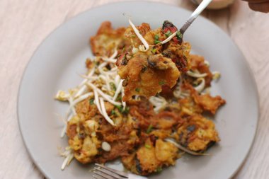 Yumurta hamurunda kızartılmış istiridye, fasulye filizli kızarmış midye, Çıtır midye ve fasulye filizi krepi.