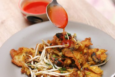 Yumurta hamurunda kızartılmış istiridye, fasulye filizli kızarmış midye, Çıtır midye ve fasulye filizi krepi.