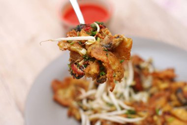 Yumurta hamurunda kızartılmış istiridye, fasulye filizli kızarmış midye, Çıtır midye ve fasulye filizi krepi.