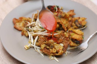 Yumurta hamurunda kızartılmış istiridye, fasulye filizli kızarmış midye, Çıtır midye ve fasulye filizi krepi.