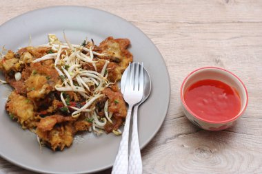 Yumurta hamurunda kızartılmış istiridye, fasulye filizli kızarmış midye, Çıtır midye ve fasulye filizi krepi.