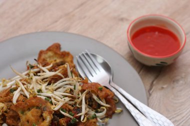 Yumurta hamurunda kızartılmış istiridye, fasulye filizli kızarmış midye, Çıtır midye ve fasulye filizi krepi.