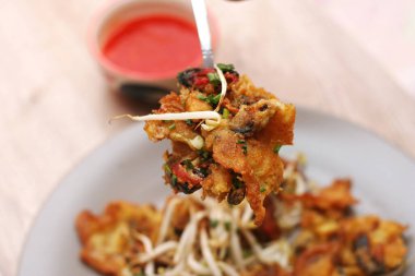 Yumurta hamurunda kızartılmış istiridye, fasulye filizli kızarmış midye, Çıtır midye ve fasulye filizi krepi.